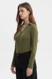Polera mujer manga larga verde militar claro con botones en el cuello sin estampa prenda lisa y elegante