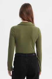 Polera mujer manga larga verde militar claro con botones en el cuello sin estampa prenda lisa y elegante