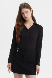 Polera negra mujer manga larga con cuello en V y botones en el frente diseño liso ideal para cualquier ocasión