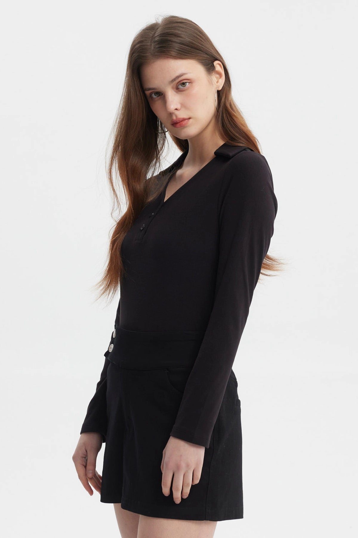 Polera negra mujer manga larga con cuello en V y botones en el frente diseño liso ideal para cualquier ocasión