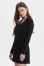 Polera negra mujer manga larga con cuello en V y botones en el frente diseño liso ideal para cualquier ocasión