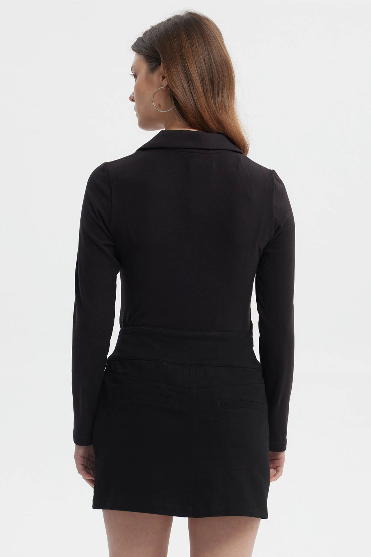 Polera negra mujer manga larga con cuello en V y botones en el frente diseño liso ideal para cualquier ocasión