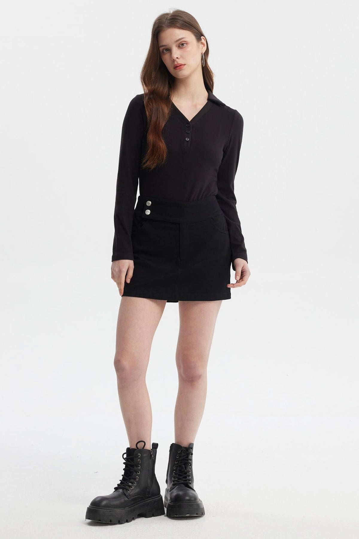 Polera negra mujer manga larga con cuello en V y botones en el frente diseño liso ideal para cualquier ocasión