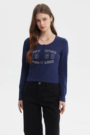 Polera azul de mujer con cuello redondo y botones texto BEST WISH 1968 GOOD LUCK en el pecho estilo casual moderno