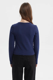 Polera azul de mujer con cuello redondo y botones texto BEST WISH 1968 GOOD LUCK en el pecho estilo casual moderno