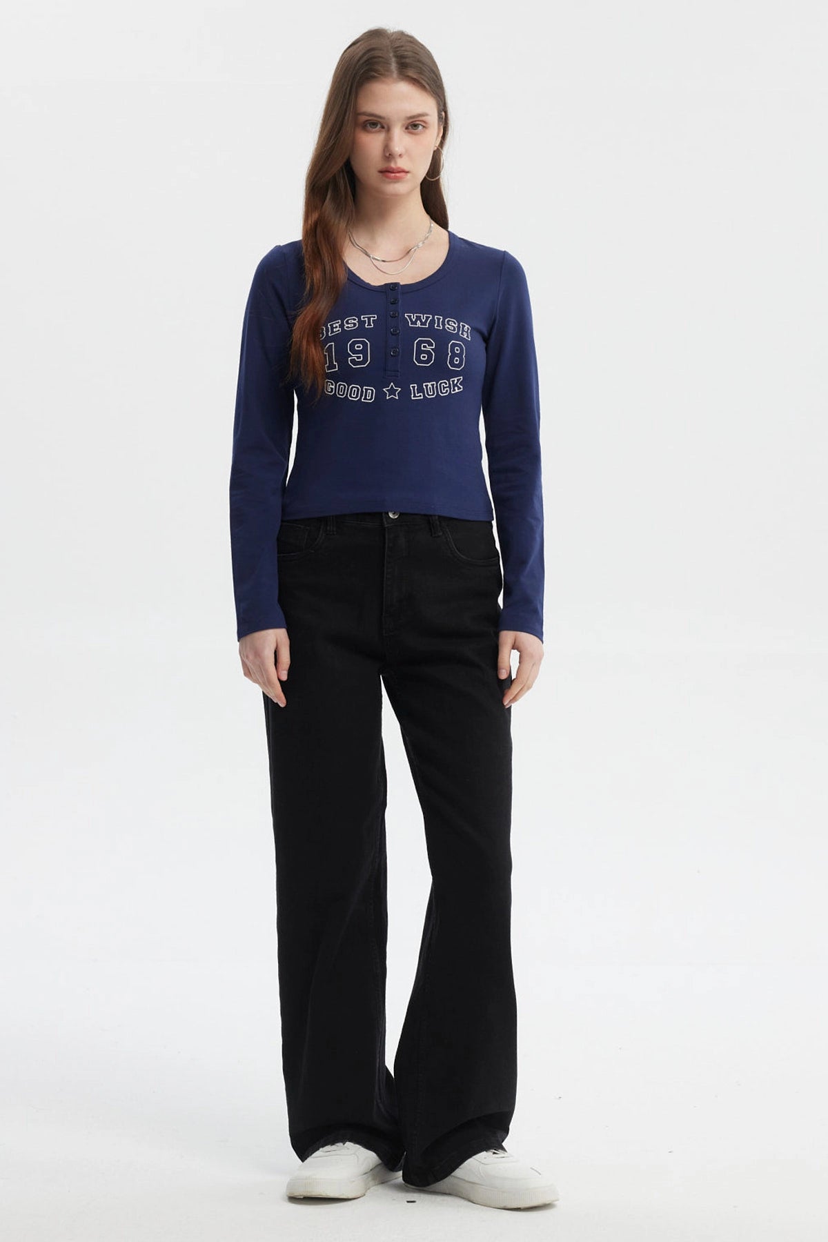 Polera azul de mujer con cuello redondo y botones texto BEST WISH 1968 GOOD LUCK en el pecho estilo casual moderno
