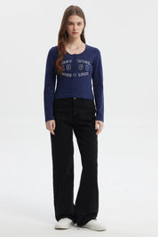 Polera azul de mujer con cuello redondo y botones texto BEST WISH 1968 GOOD LUCK en el pecho estilo casual moderno