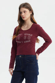 Polera roja de mujer con cuello redondo y botones decorativos frontal texto West Wish 1968 Good Luck estilo casual