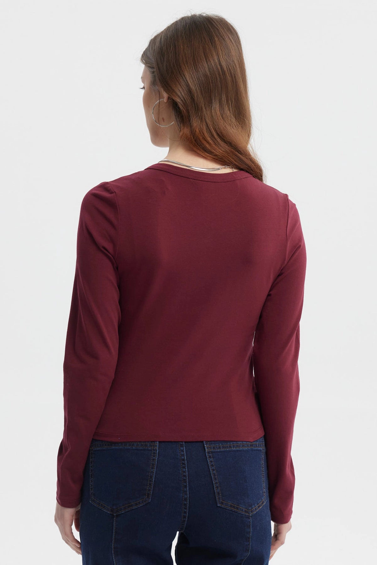 Polera roja de mujer con cuello redondo y botones decorativos frontal texto West Wish 1968 Good Luck estilo casual