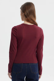 Polera roja de mujer con cuello redondo y botones decorativos frontal texto West Wish 1968 Good Luck estilo casual