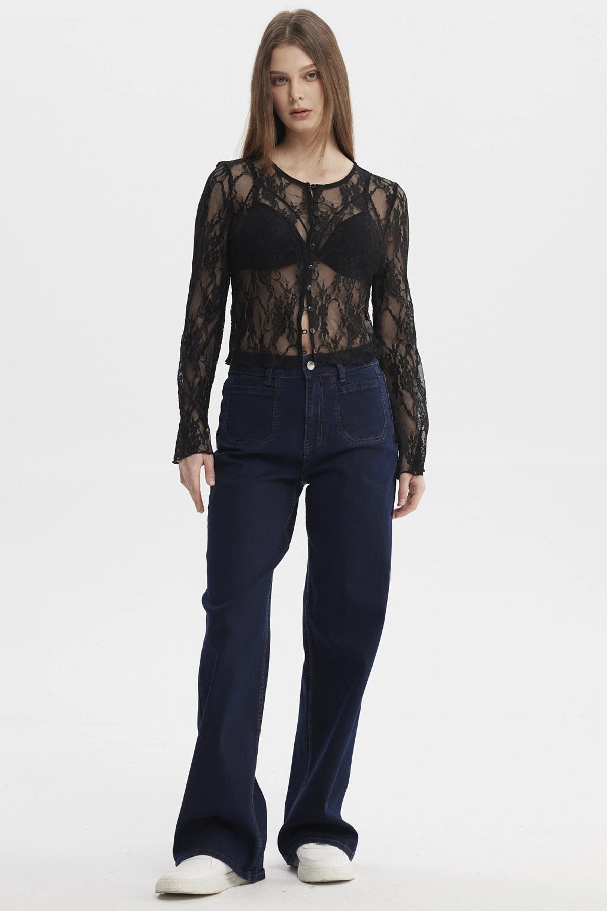 Polera negra de mujer con encaje floral y botones al frente de estilo elegante y manga larga sin estampa lisa