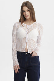 Polera blanca de mujer con botones y encaje floral transparente en todo el frente estilo romántico y delicado