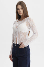 Polera blanca de mujer con botones y encaje floral transparente en todo el frente estilo romántico y delicado