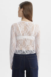 Polera blanca de mujer con botones y encaje floral transparente en todo el frente estilo romántico y delicado