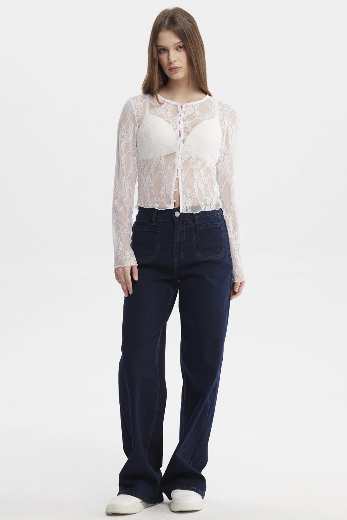 Polera blanca de mujer con botones y encaje floral transparente en todo el frente estilo romántico y delicado