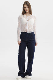 Polera blanca de mujer con botones y encaje floral transparente en todo el frente estilo romántico y delicado