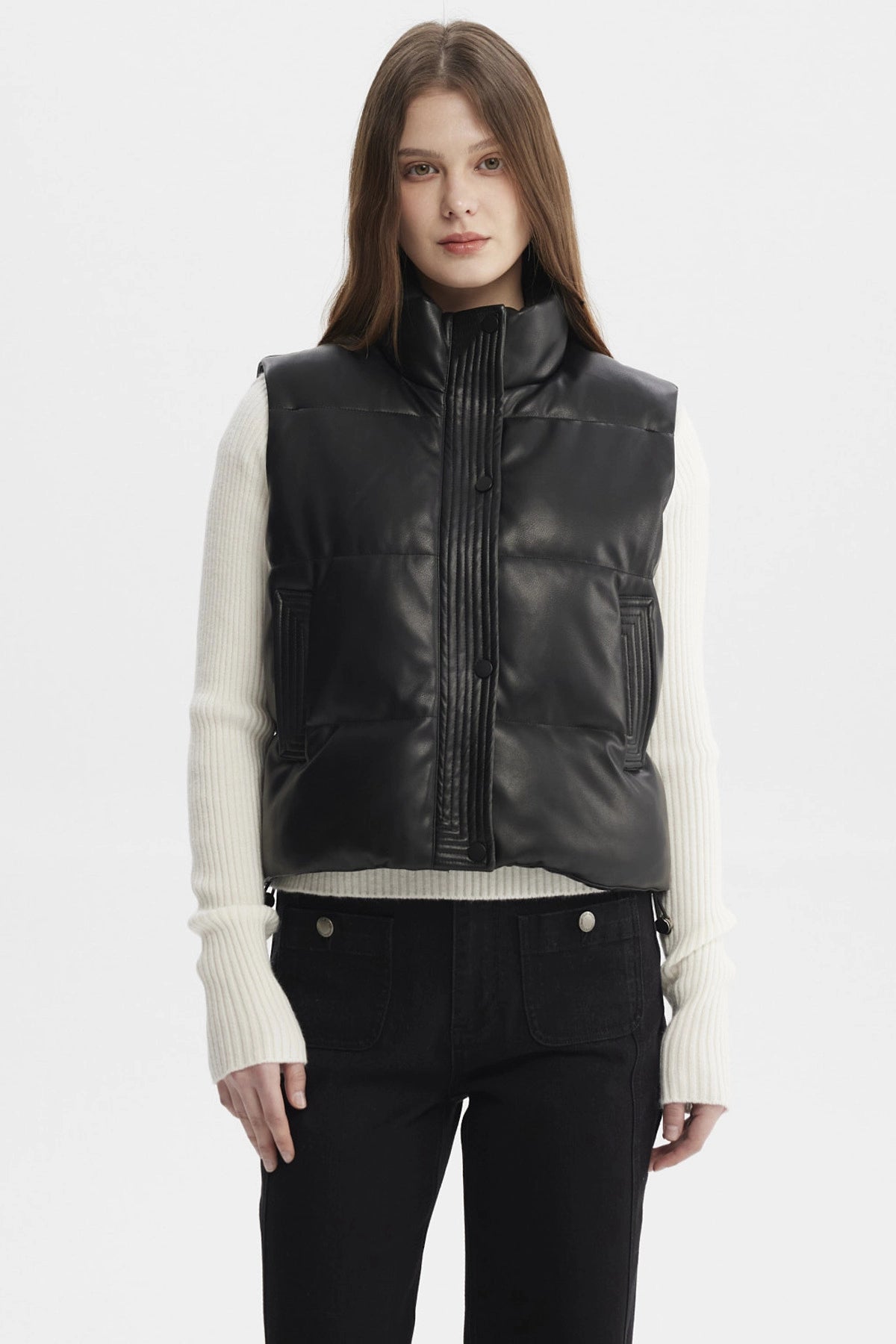 Chaleco acolchado negro de mujer con cuello alto y cierre frontal diseño moderno y urbano