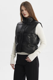 Chaleco acolchado negro de mujer con cuello alto y cierre frontal diseño moderno y urbano