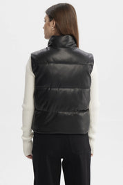 Chaleco acolchado negro de mujer con cuello alto y cierre frontal diseño moderno y urbano