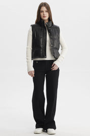 Chaleco acolchado negro de mujer con cuello alto y cierre frontal diseño moderno y urbano