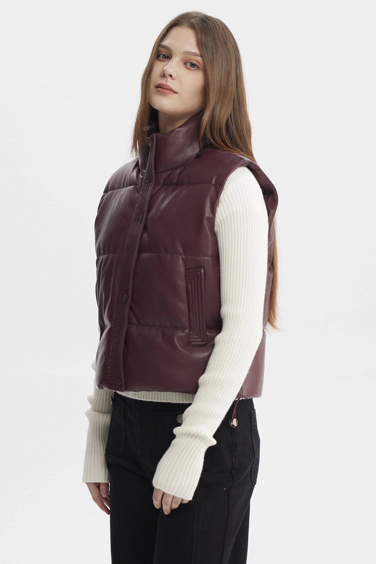 Chaleco acolchado color burdeos con cierre de botones al frente sin estampa visible lisa y moderna