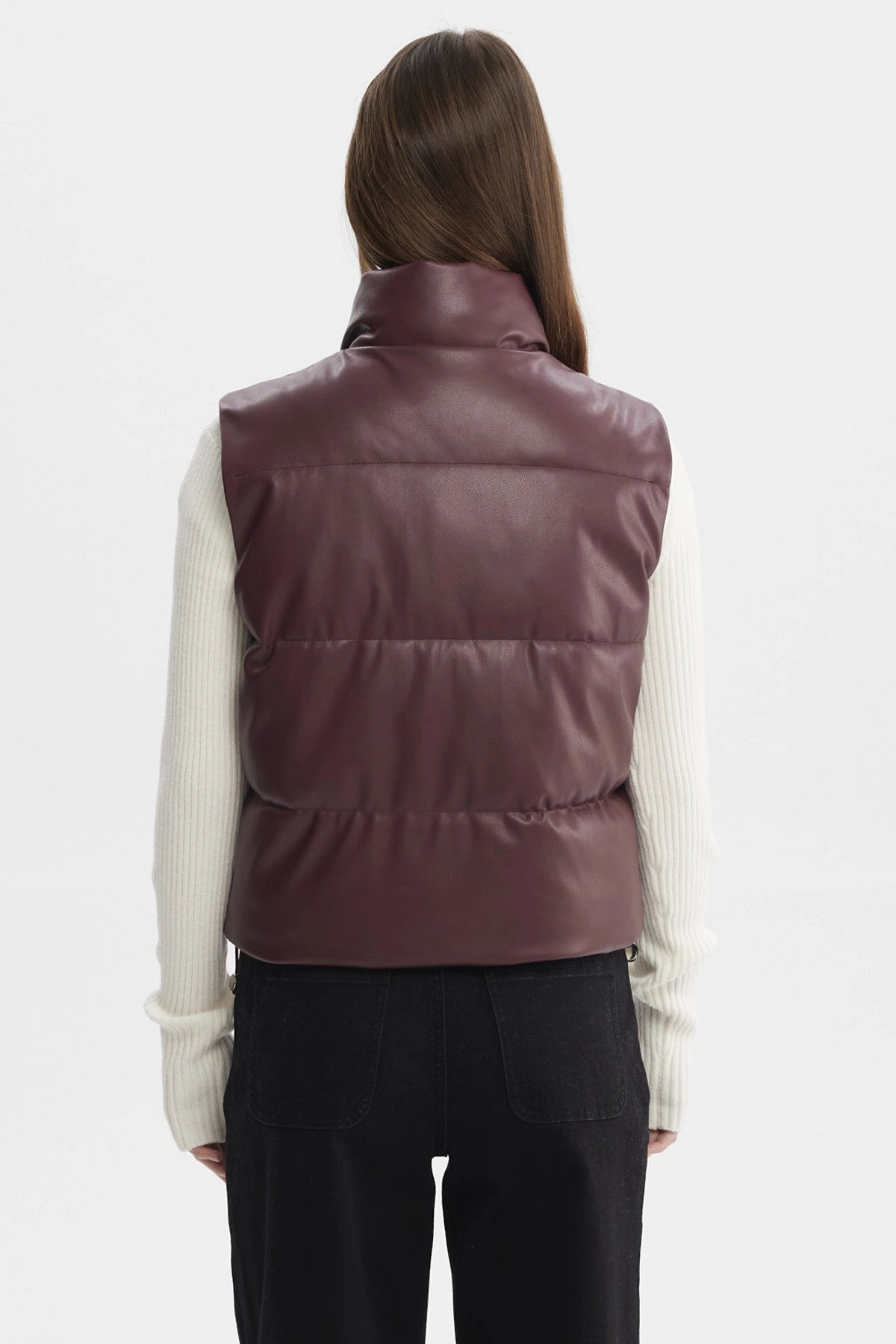 Chaleco acolchado color burdeos con cierre de botones al frente sin estampa visible lisa y moderna