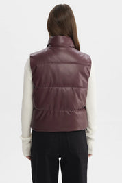 Chaleco acolchado color burdeos con cierre de botones al frente sin estampa visible lisa y moderna