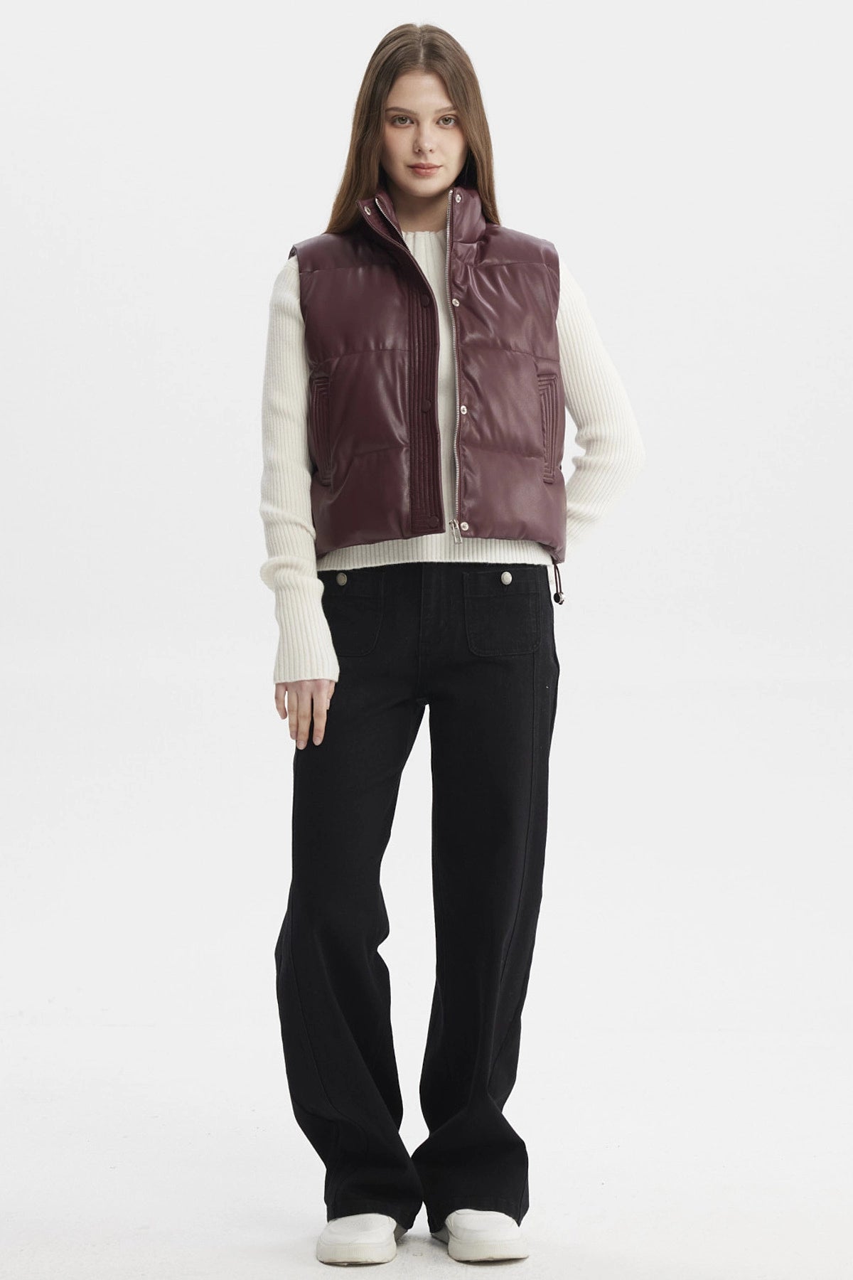 Chaleco acolchado color burdeos con cierre de botones al frente sin estampa visible lisa y moderna