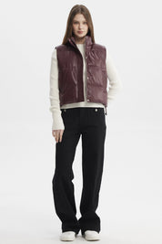 Chaleco acolchado color burdeos con cierre de botones al frente sin estampa visible lisa y moderna