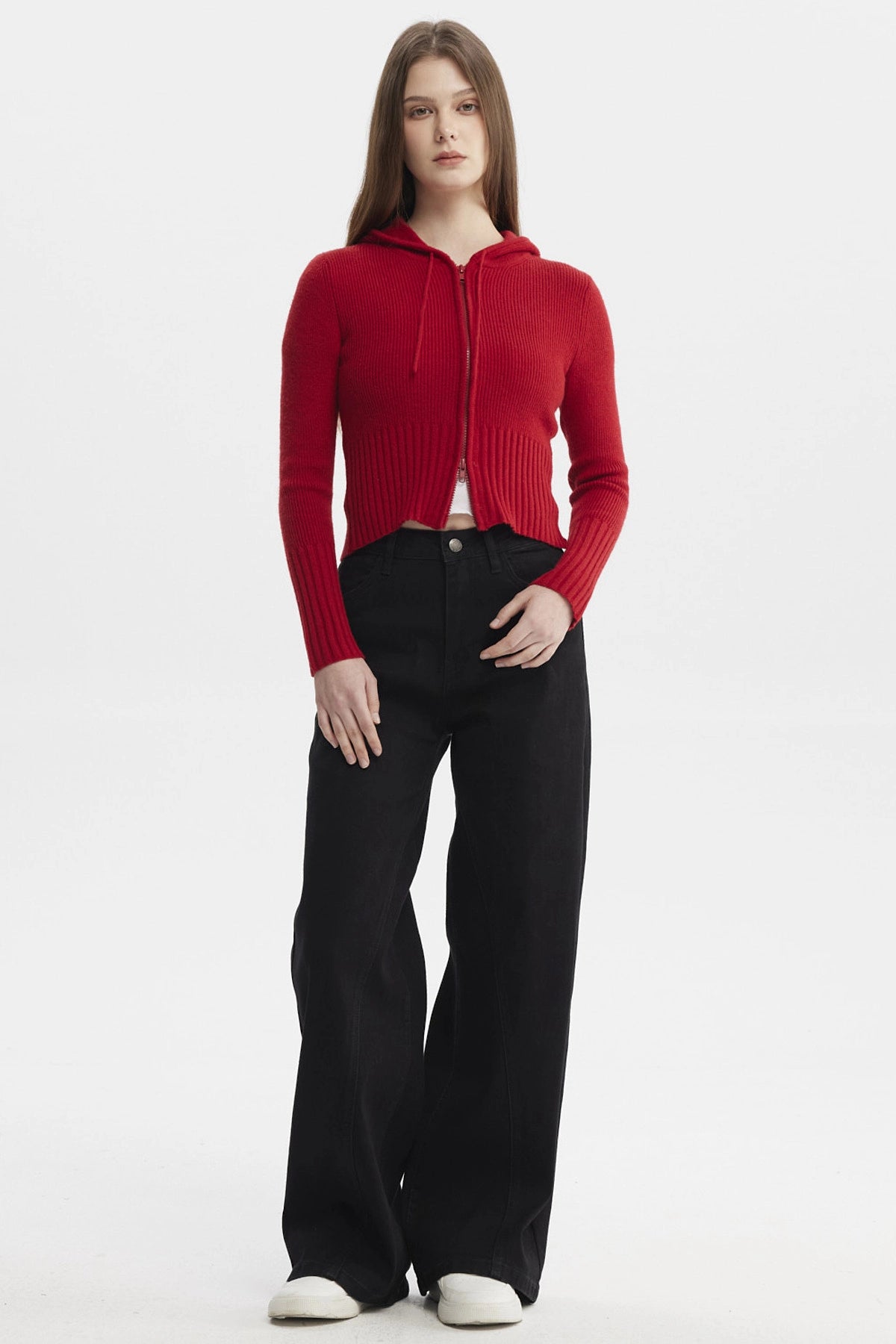 Sweater rojo de mujer con capucha y cierre delantero estilo juvenil sin estampa visible