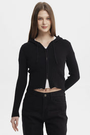 Sweater negro para mujer con capucha y cierre frontal prenda lisa ajuste ceñido ideal para estilo casual juvenil