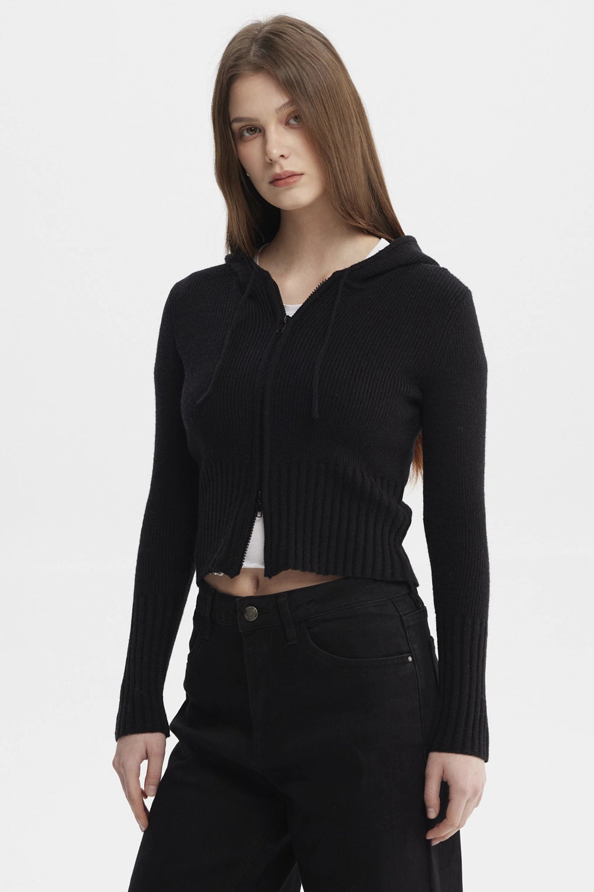 Sweater negro para mujer con capucha y cierre frontal prenda lisa ajuste ceñido ideal para estilo casual juvenil