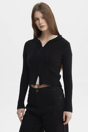 Sweater negro para mujer con capucha y cierre frontal prenda lisa ajuste ceñido ideal para estilo casual juvenil