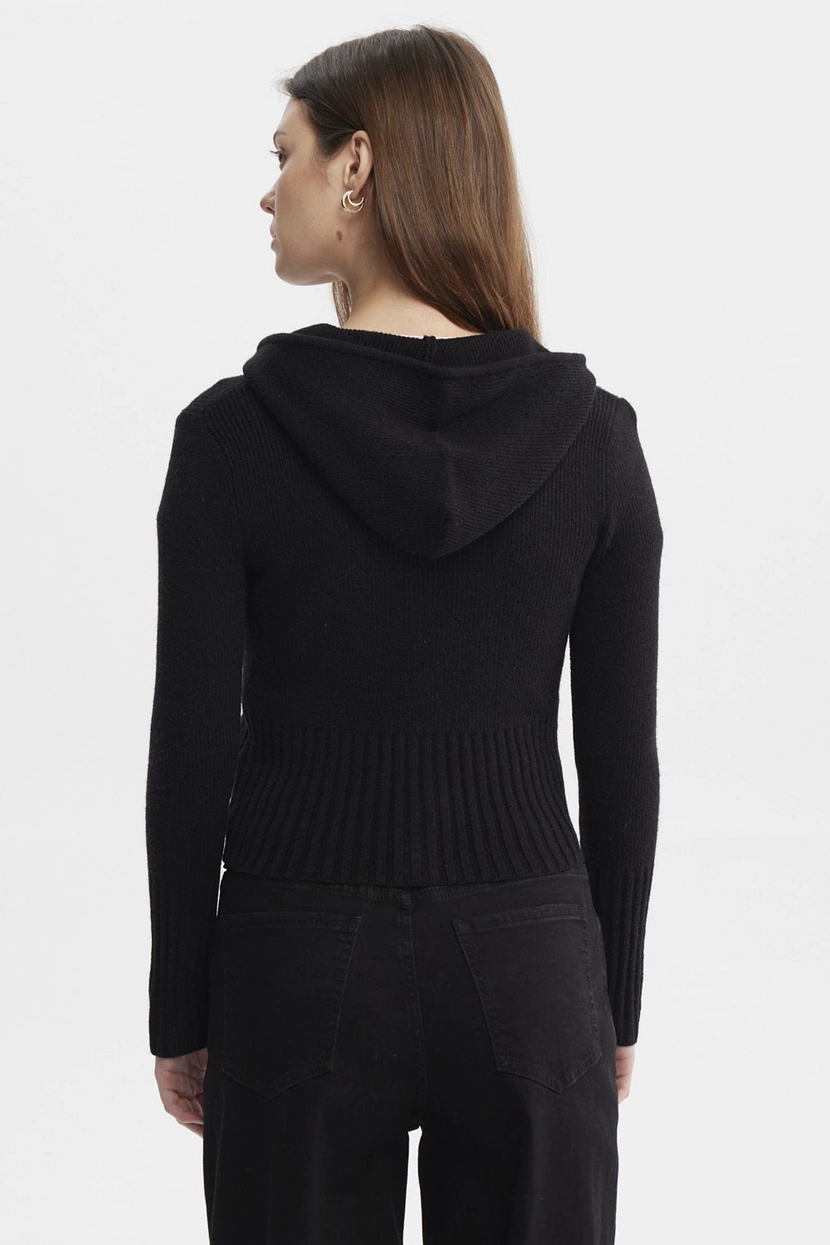 Sweater negro para mujer con capucha y cierre frontal prenda lisa ajuste ceñido ideal para estilo casual juvenil