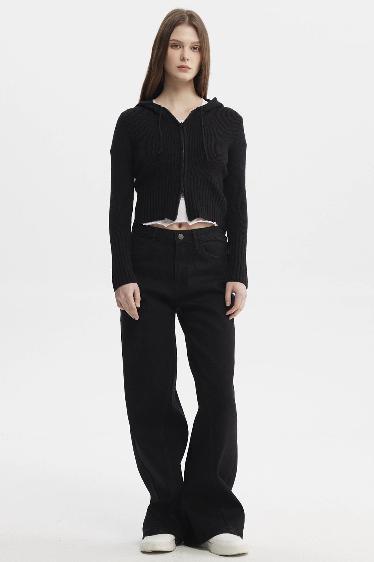 Sweater negro para mujer con capucha y cierre frontal prenda lisa ajuste ceñido ideal para estilo casual juvenil