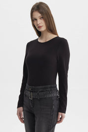 Polera mujer body negro lisa de manga larga y cuello redondo ajustada al cuerpo
