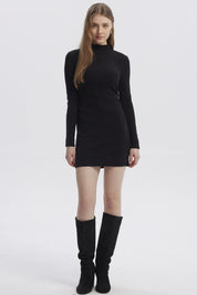 Vestido negro de mujer con cuello alto tejido y mangas largas diseño liso elegante