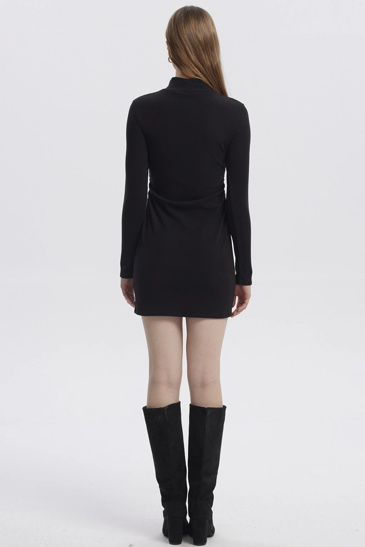 Vestido negro de mujer con cuello alto tejido y mangas largas diseño liso elegante