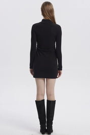 Vestido negro de mujer con cuello alto tejido y mangas largas diseño liso elegante