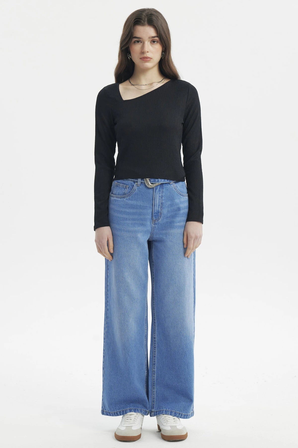 Polera negra de mujer con cuello asimétrico y manga larga lisa