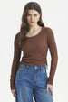 Polera mujer jacquard café con recogido en los laterales de diseño ajustado y textura arrugada lisa