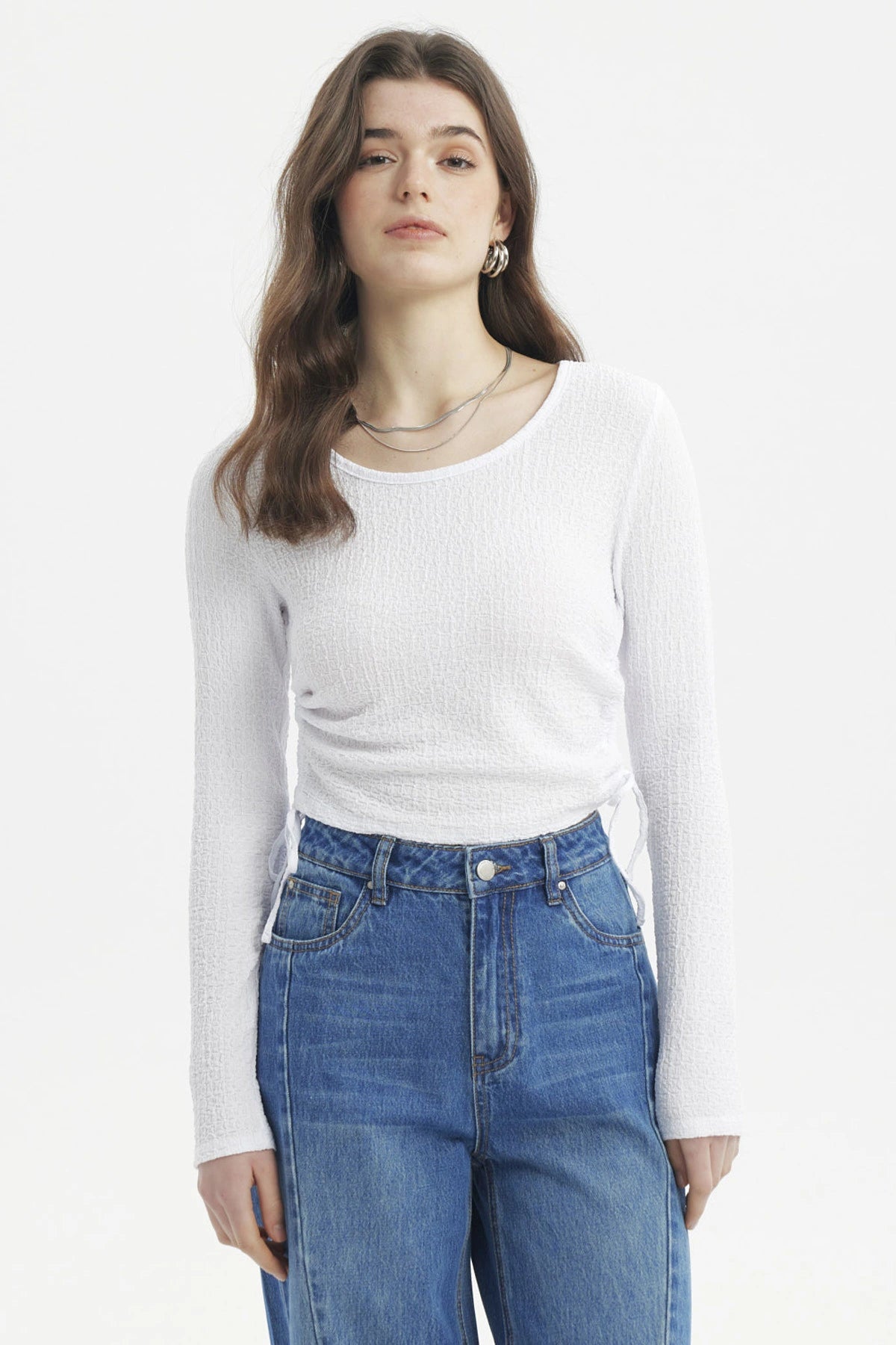 Polera mujer blanca con textura jacquard y diseño recogido sin estampa lisa y ajustada al cuerpo