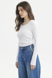 Polera mujer blanca con textura jacquard y diseño recogido sin estampa lisa y ajustada al cuerpo