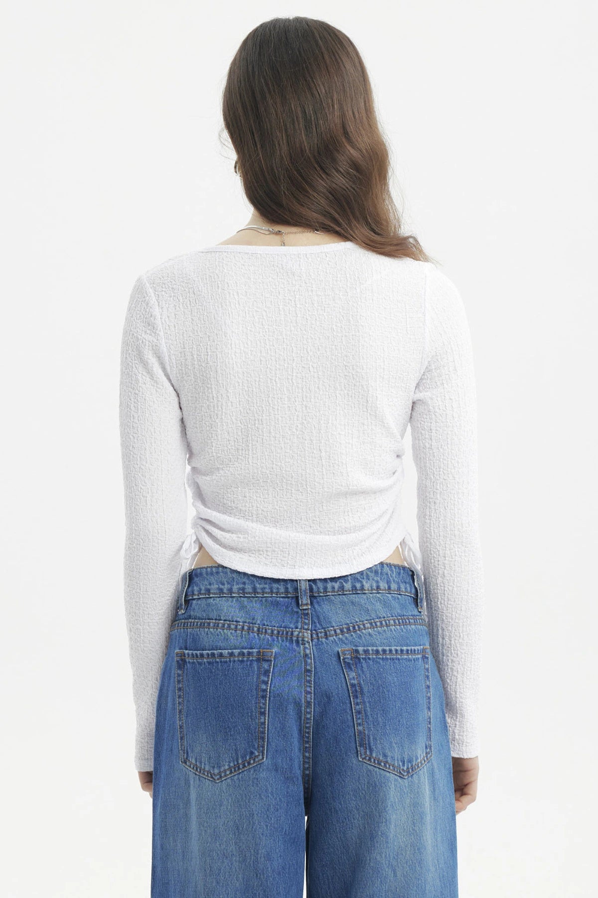 Polera mujer blanca con textura jacquard y diseño recogido sin estampa lisa y ajustada al cuerpo