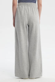 Pantalón buzo gris melange para mujer con cintas blancas a los costados diseño número 89 pequeño en el muslo izquierdo