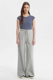 Pantalón buzo gris melange para mujer con cintas blancas a los costados diseño número 89 pequeño en el muslo izquierdo