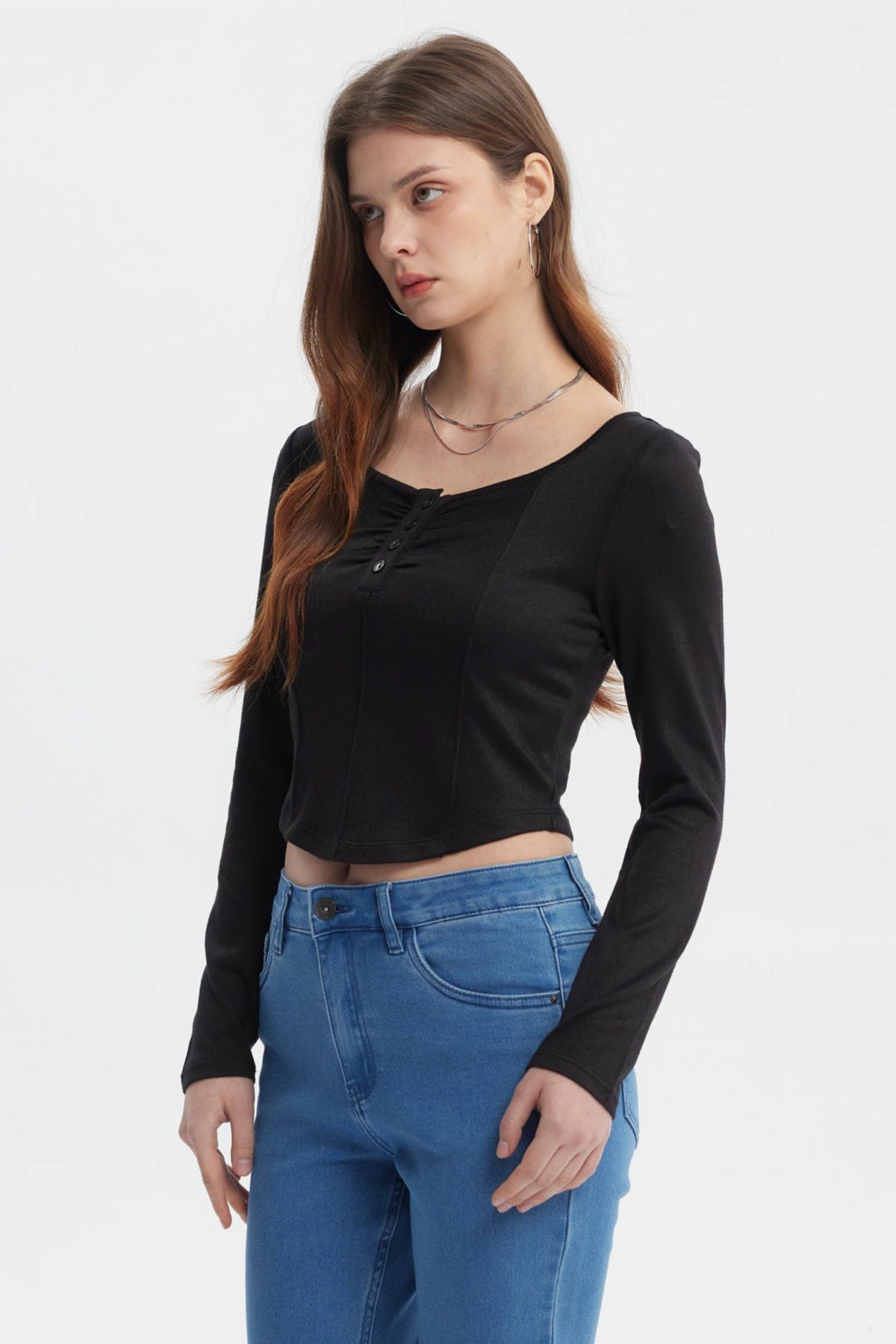 Polera negra ajustada para mujer con botones frontales y manga larga sin estampa lisa elegante y versátil