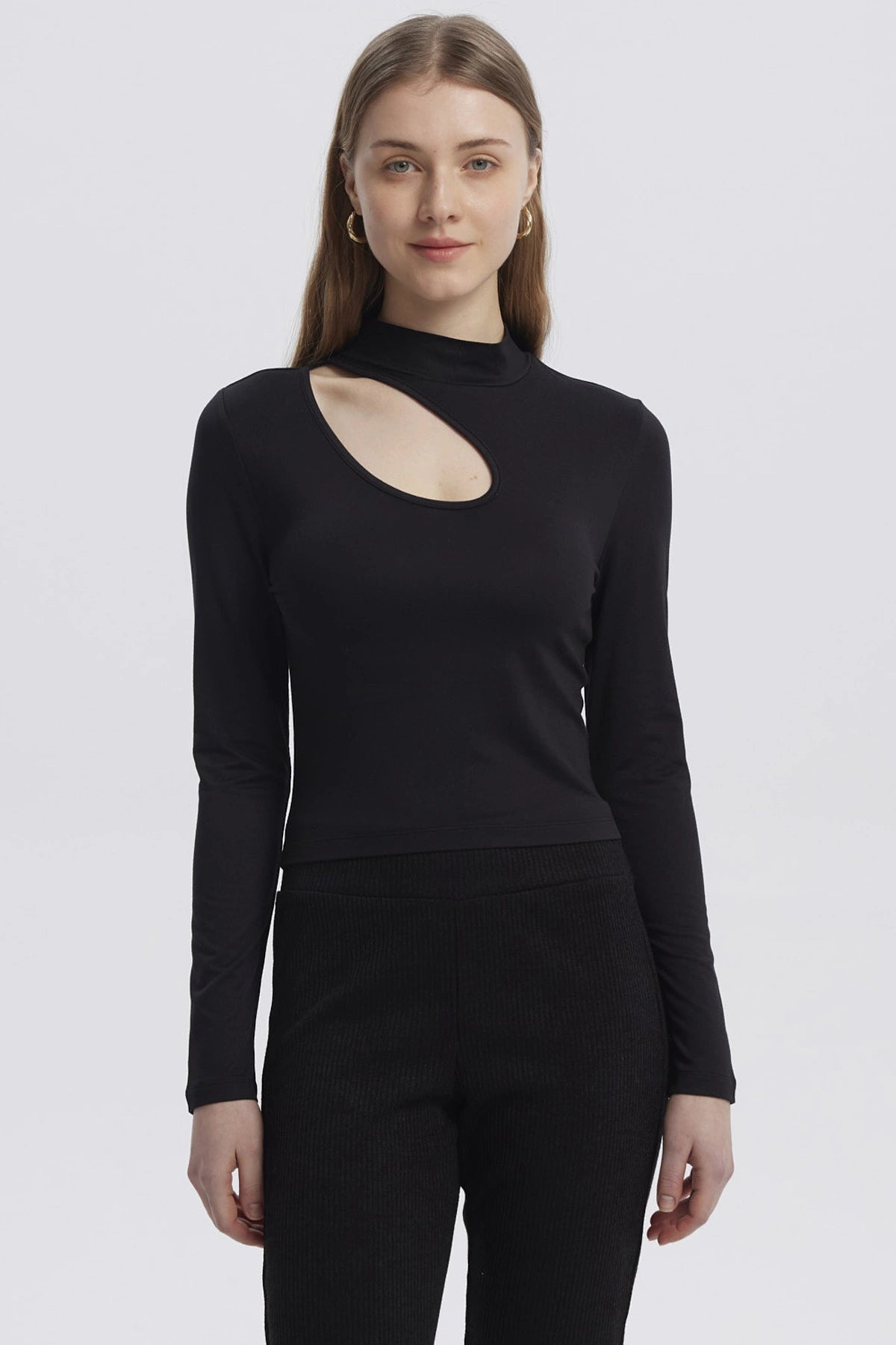 Polera mujer negra con diseño cut out en el hombro izquierdo estilo moderno ajustado sin estampa
