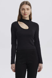 Polera mujer negra con diseño cut out en el hombro izquierdo estilo moderno ajustado sin estampa