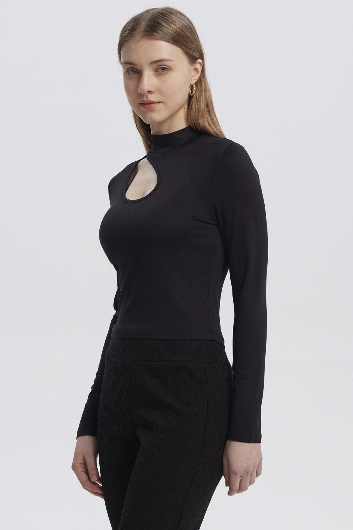 Polera mujer negra con diseño cut out en el hombro izquierdo estilo moderno ajustado sin estampa